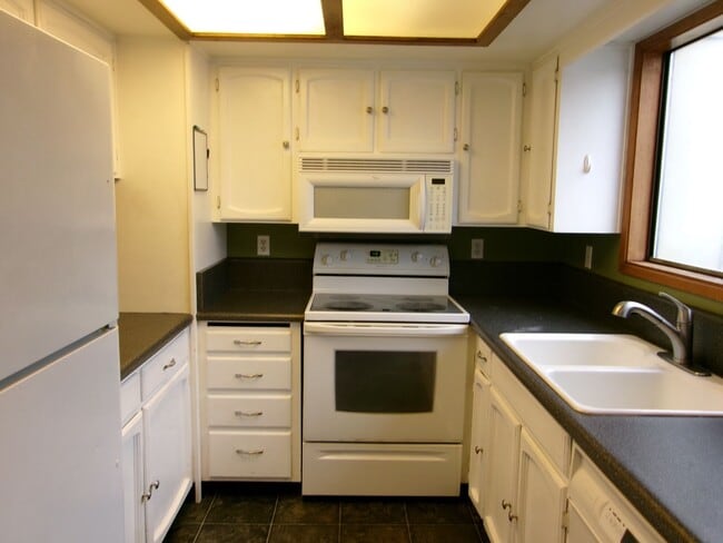 Building Photo - 2 Bedroom Condo