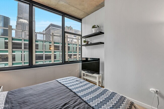 Building Photo - 235 W Van Buren St