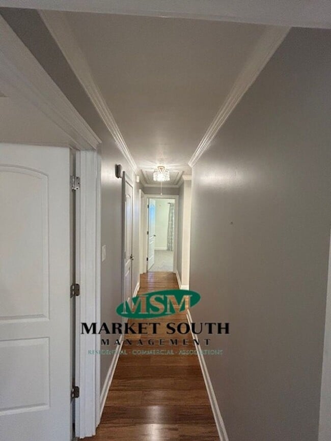 Building Photo - UPDATED MIDTOWN BEAUTY!!