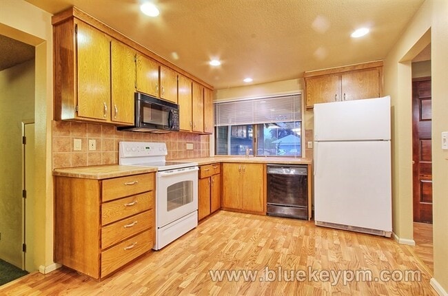 Building Photo - 3 bed, 2 bath home in Portland near Highwa...