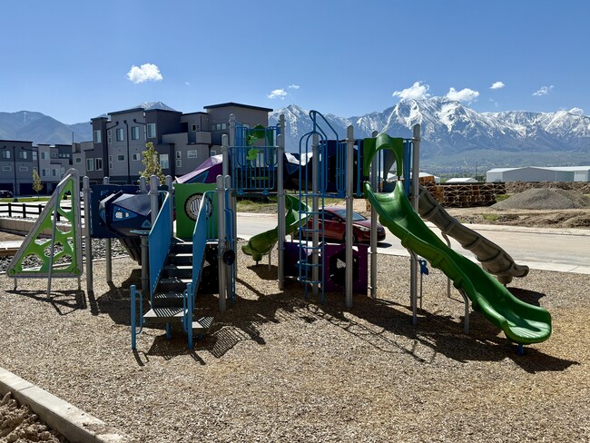 Building Photo - 564 1860 N