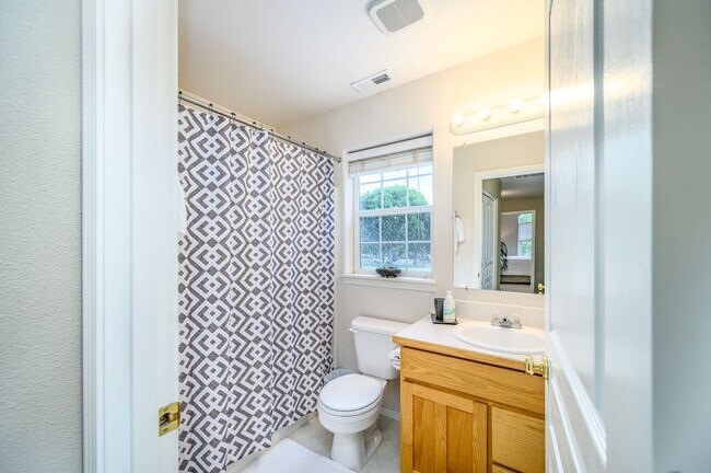 Building Photo - Large 3 Bed, 2.5 Bath Home in McMinnville-...