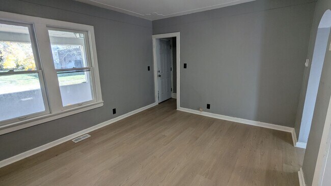 Building Photo - Welcome to your charming home located in the vibrant city of Akron