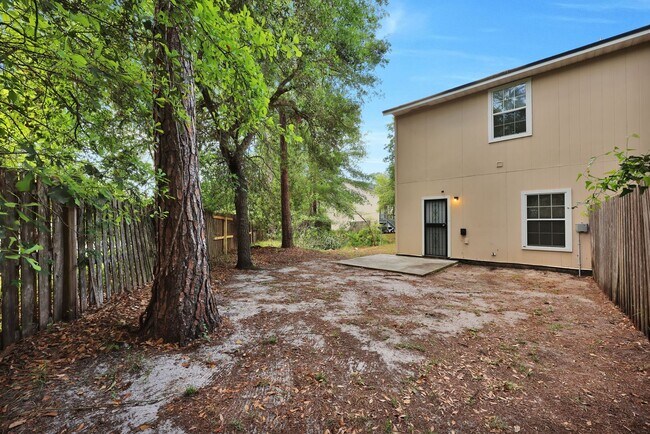 Building Photo - NEWLY RENOVATED 3 BEDROOM 2.5 BATHS TOWNHO...