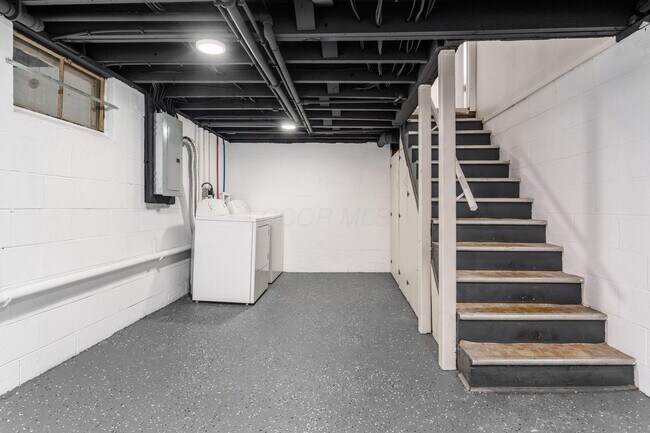 Building Photo - 884 S Chesterfield Rd