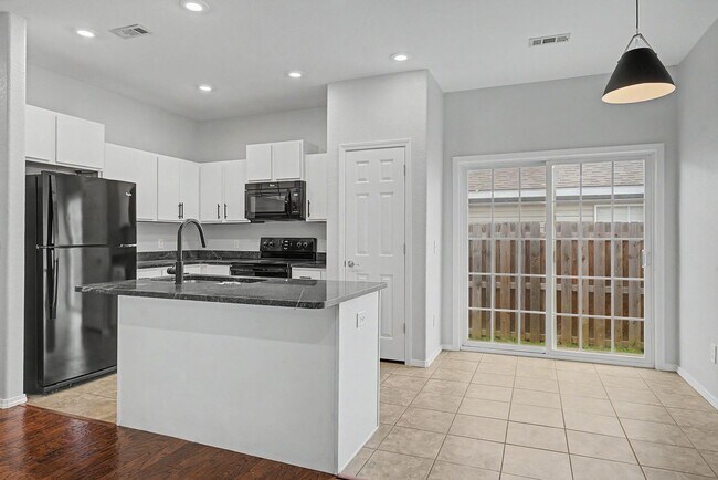 Building Photo - Beautiful 3 Bedroom Home with Hardwood, Tile & Spacious Kitchen