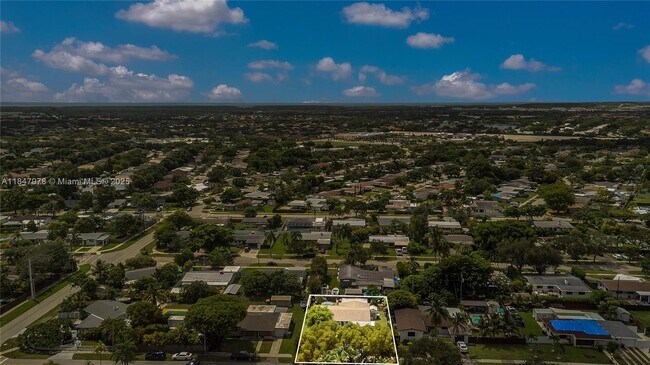 Building Photo - 9530 Jamaica Dr