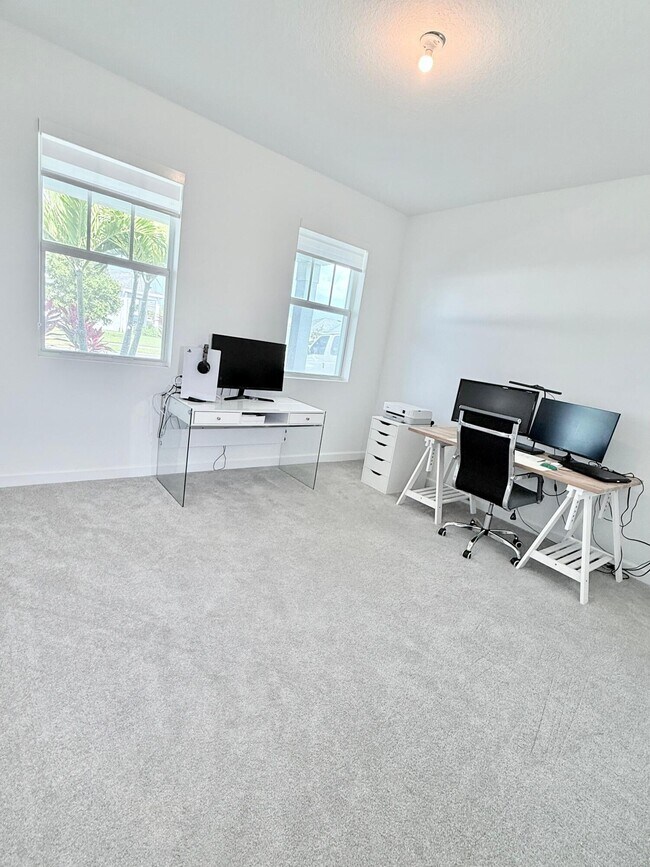 Building Photo - 10525 SW Orana Dr