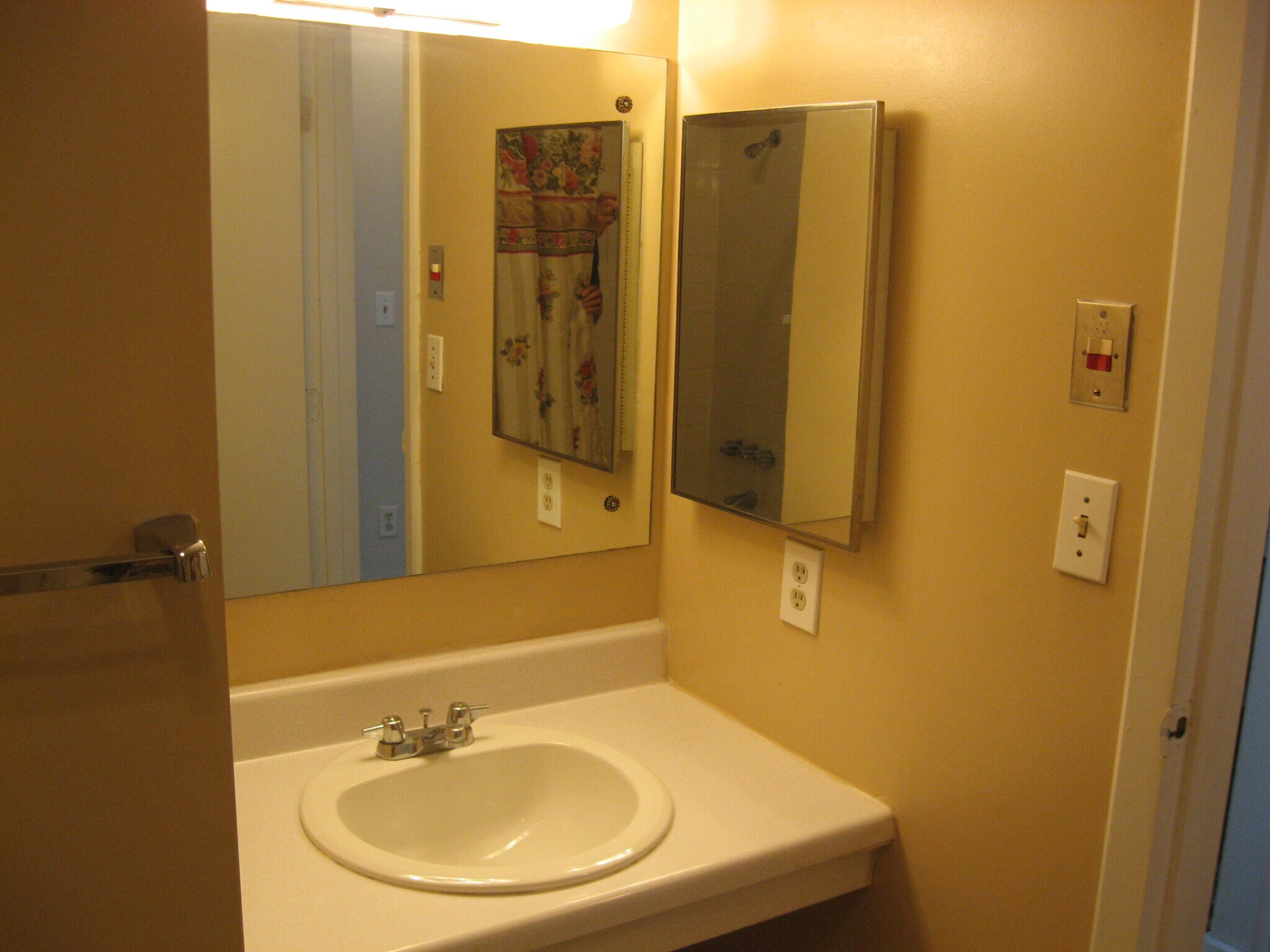 full bath - 2243 Hillcrest