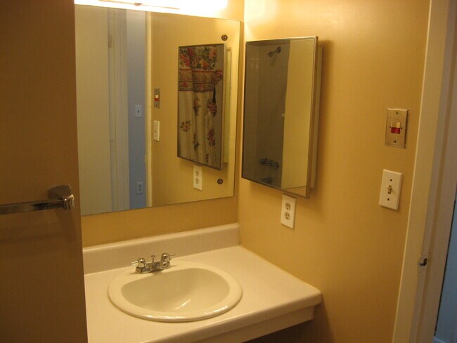 full bath - 2243 Hillcrest