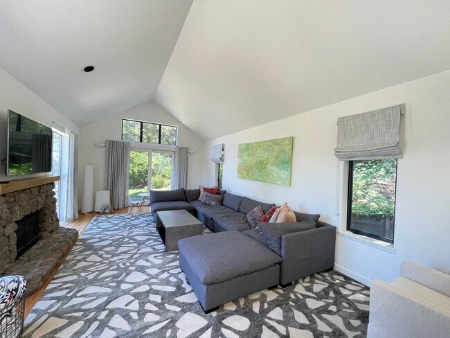Building Photo - Minutes From Town,  Idyllic Sebastopol Oas...