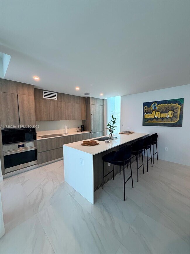 Building Photo - 17550 Collins Ave