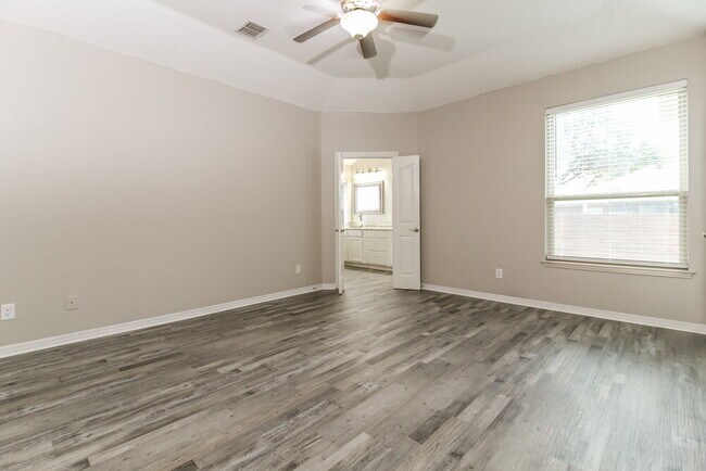 Building Photo - 5912 Hillview Dr