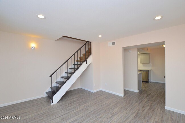 Building Photo - 1418 E Knoll Cir