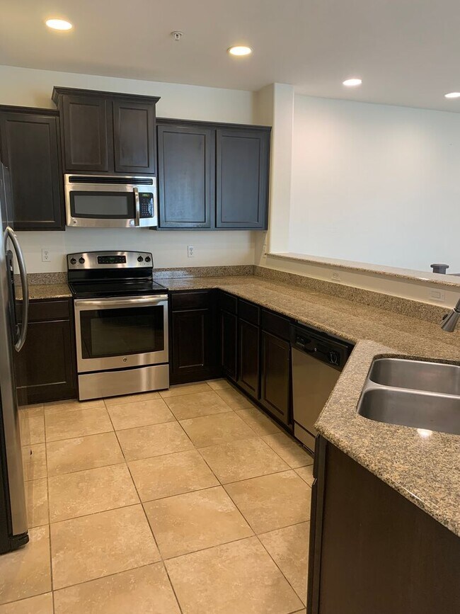 Building Photo - Beautiful 3 bedroom 2 bath condo in Power ...