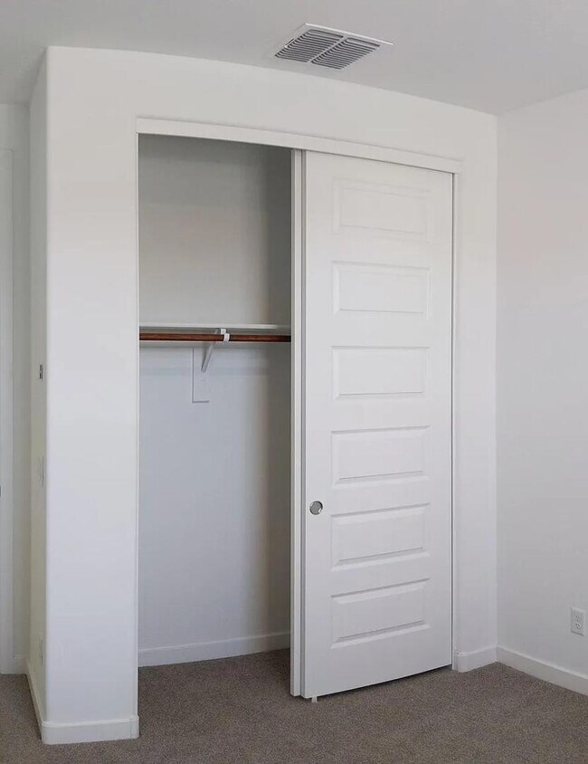 Building Photo - 2250 E Kelly Dr