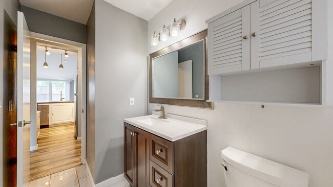 Building Photo - Serene 2 Bedroom 2 Bath Townhome in Windsor, CA with Carport Included!