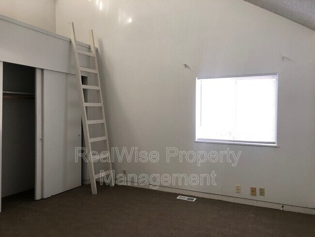 Building Photo - 536 Tulipan Way