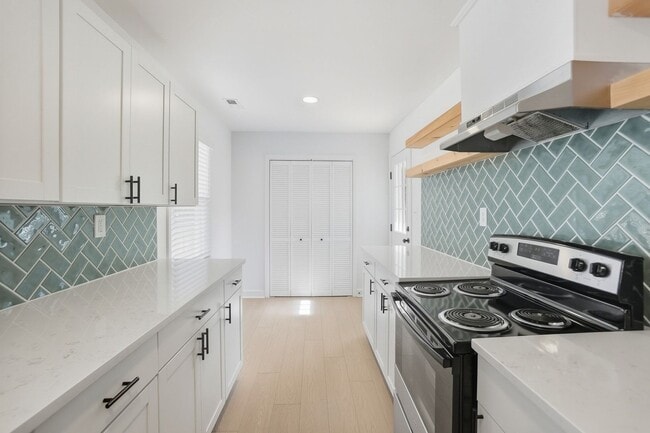 Building Photo - (Coming Soon) Beautifully Renovated 3-Bedroom with Fenced in Yard