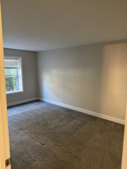 Building Photo - 347 Surrey Ct