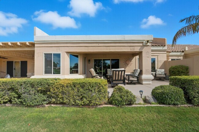 Building Photo - Welcome to this stunning 2-bedroom, 2-bath...