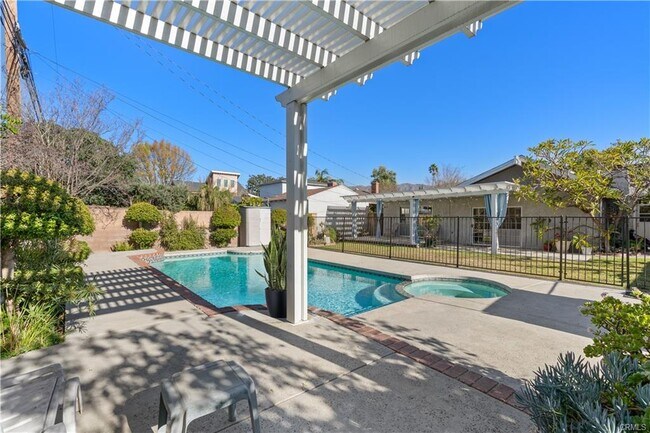 Building Photo - 351 S Parish Pl