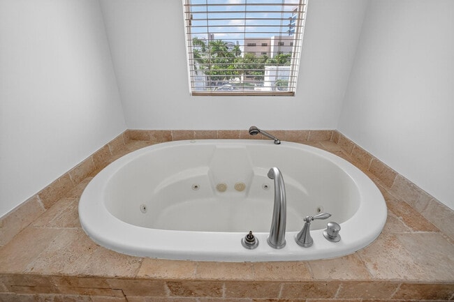 Building Photo - 508 N Birch Rd