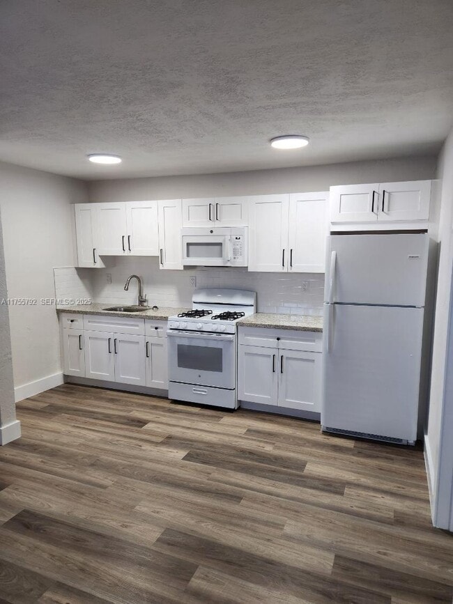 Building Photo - 25 W 6th St