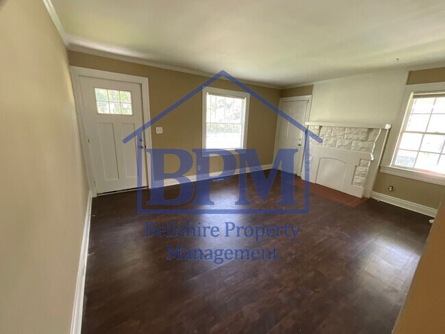 Building Photo - Spacious 3 Bed, 2 Bath Bottom-Floor Duplex...