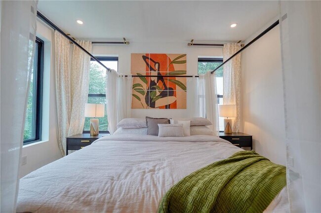 Building Photo - 829 Barnett St NE