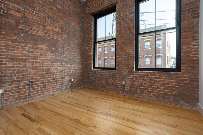 Building Photo - 10 Commerce St