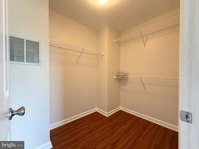 Building Photo - 10 S Meadow Ct