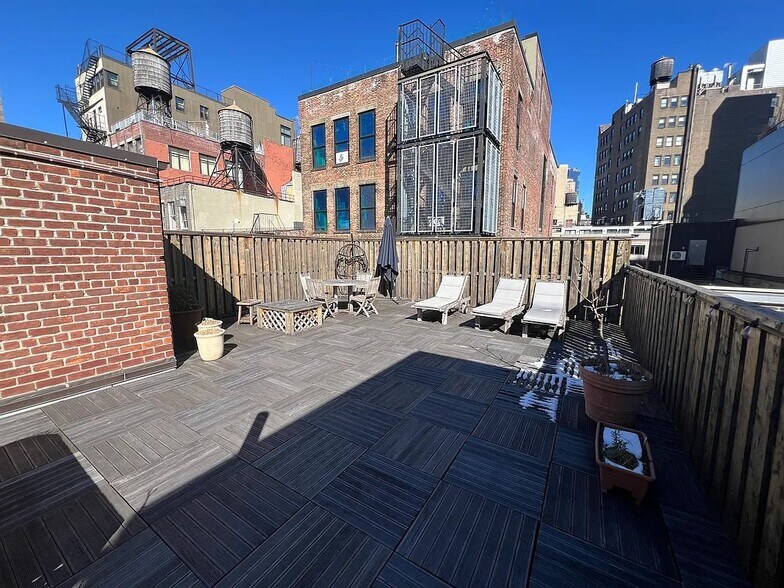Building Photo - 43 E 10th St