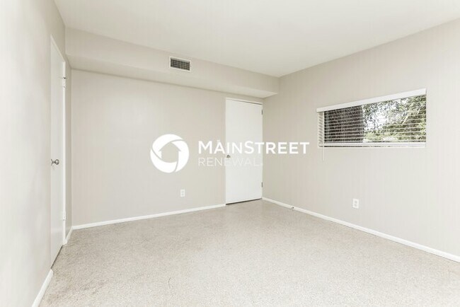 Building Photo - 4 Bedroom Pet-Friendly Home in Edgewood, FL with Main Street Renewal