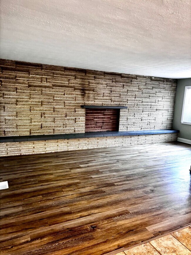 Building Photo - Spacious 3-Bed Townhome with Garage in Day...