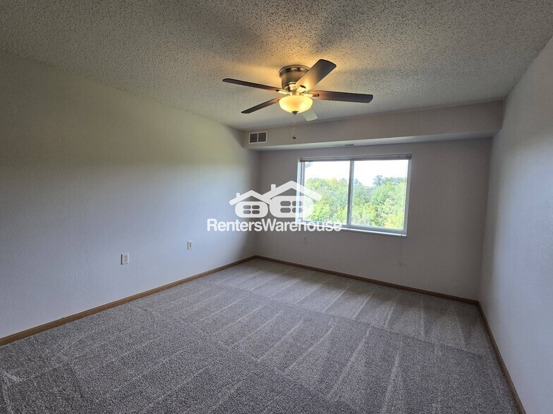 Building Photo - 1321 Lake Dr E