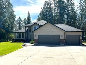 Building Photo - Suncrest Rental with large manicured lawn