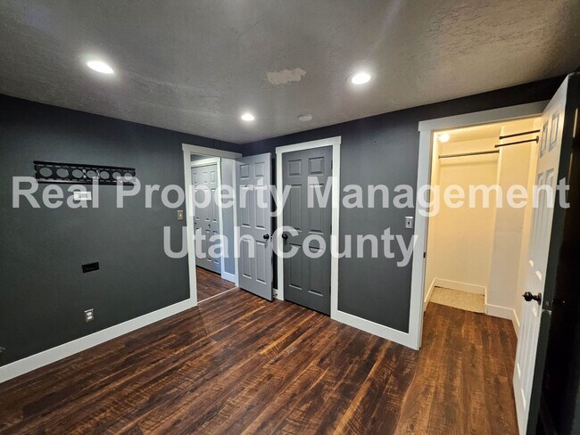 Building Photo - Townhome in Orem 3 bedroom 3.5 bathrooms