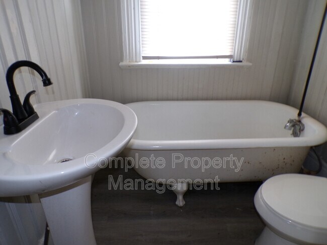 Building Photo - 6817 Division Ave