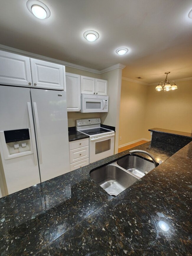 Building Photo - Chapel Hill / Bradford Place Condo AVAILABLE