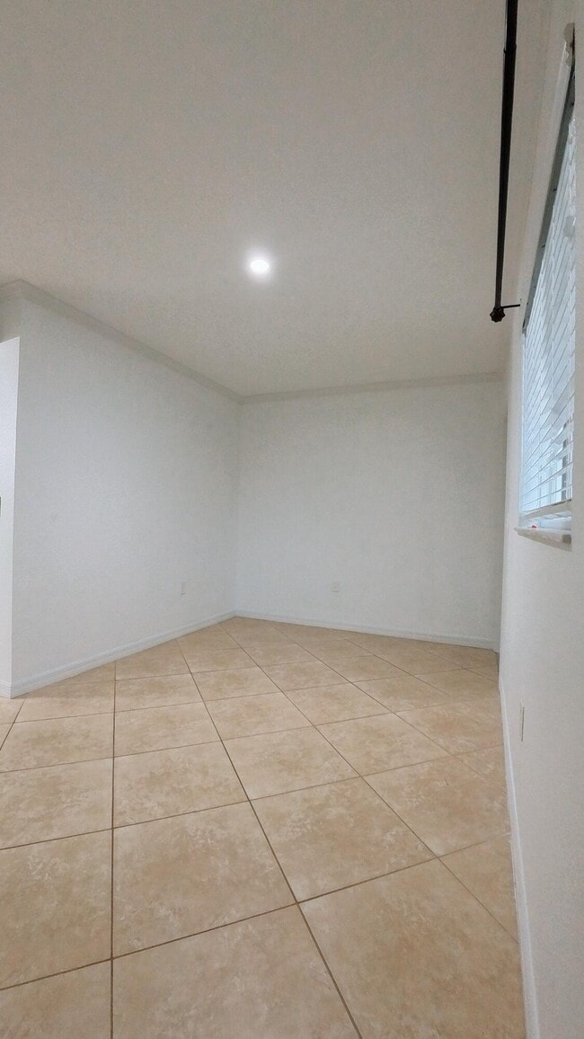 Building Photo - 1000 Palm Trail