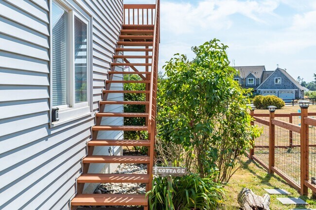 Building Photo - Spacious and Beautiful Home with Private Apartment!