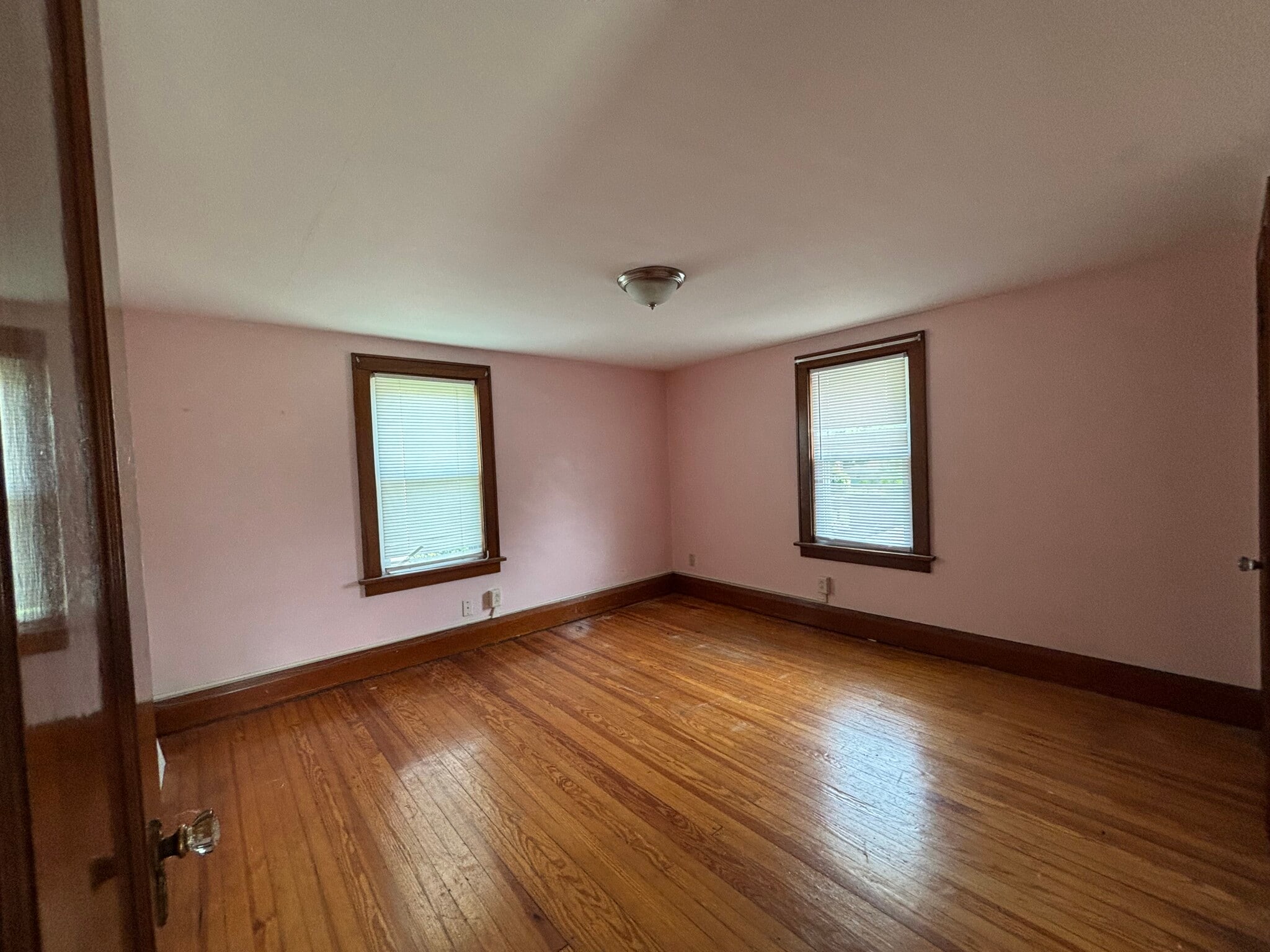 Building Photo - 305 E Park Ave