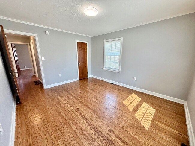 Building Photo - Adorable & Completely Remodeled 2 bedroom - Live Security Deposit Free with Obligo
