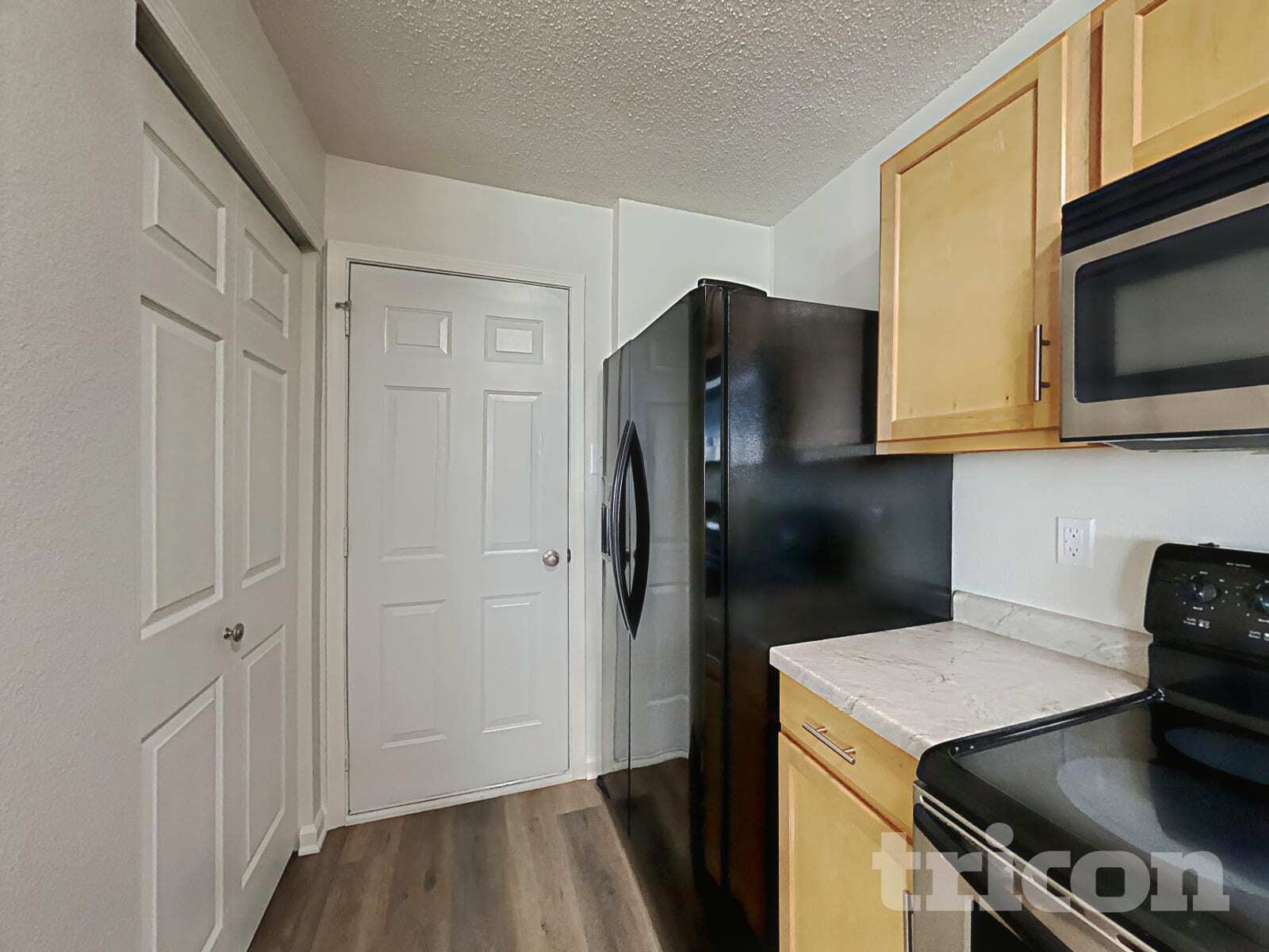 Building Photo - 4525 Connaught Dr E