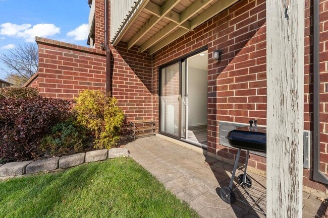 Building Photo - Lakeside Villas