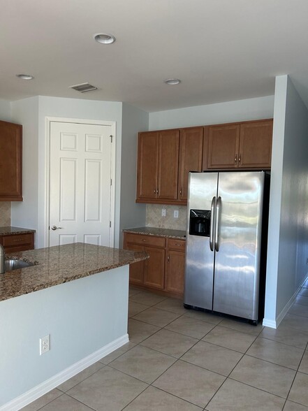 Spacious walk in pantry - 14529 Tuscany Pointe Trl