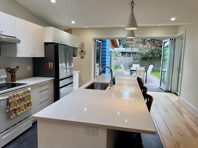 Building Photo - Fantastic Rambler in Lake Hills with A/C!