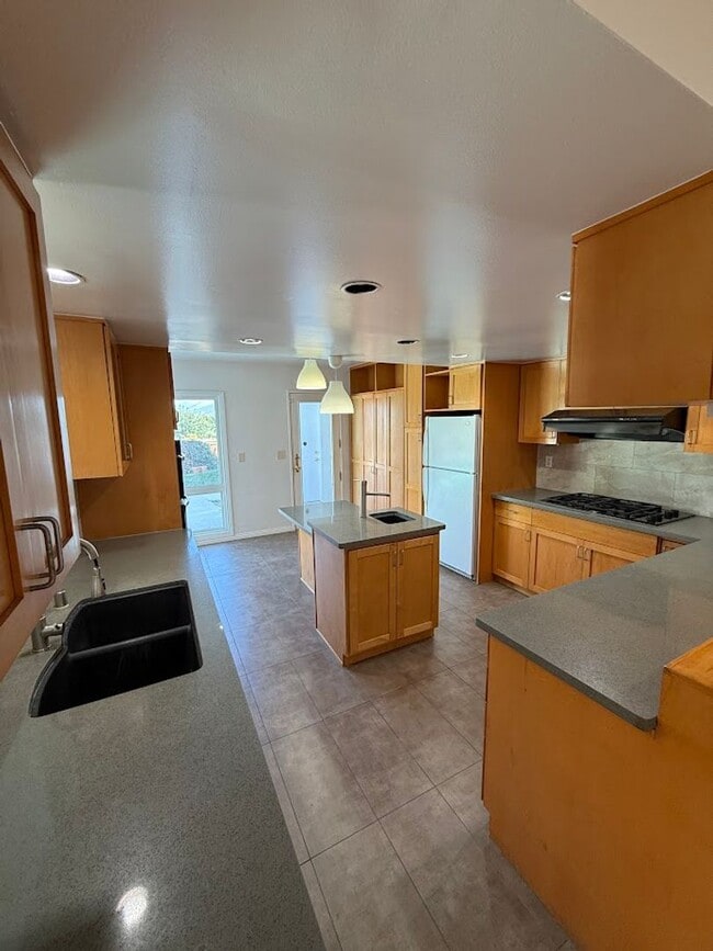 Building Photo - Gorgeous 3 Bedroom, 2 Bathroom, Granada Hi...