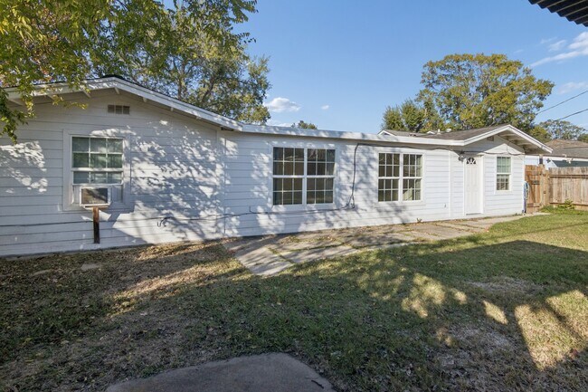 Building Photo - 1861 Dolphin Dr